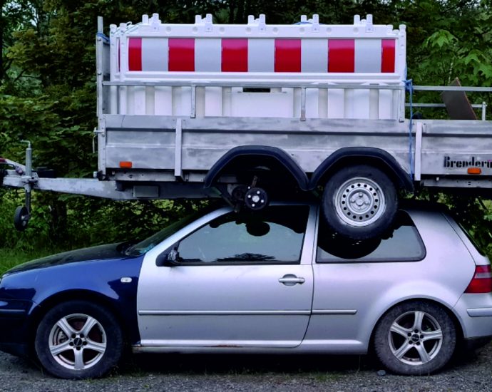 Kurioser Fall in Mittelhessen – Wer hat den Anhänger auf das Auto gestellt?