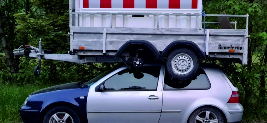 Kurioser Fall in Mittelhessen – Wer hat den Anhänger auf das Auto gestellt?