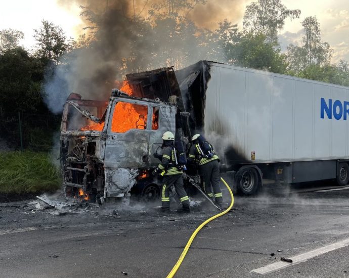 Osthessen: Sattelzug mit Käse auf der A7 ausgebrannt