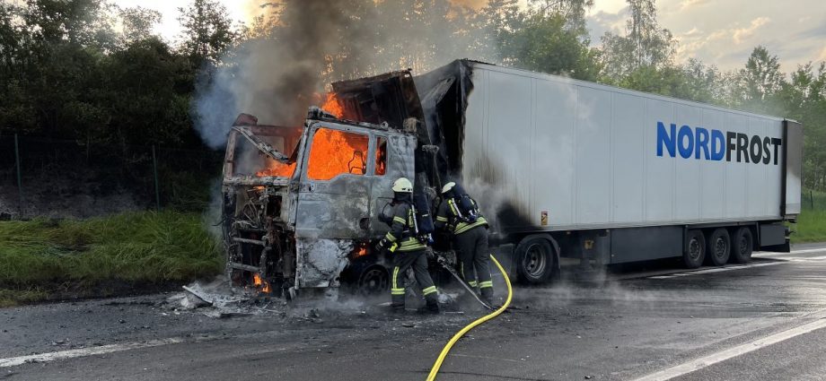 Osthessen: Sattelzug mit Käse auf der A7 ausgebrannt