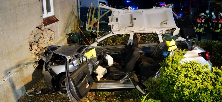 PKW kracht in Landau in Wohnhaus – Rettungshubschrauber im Einsatz (VIDEO)