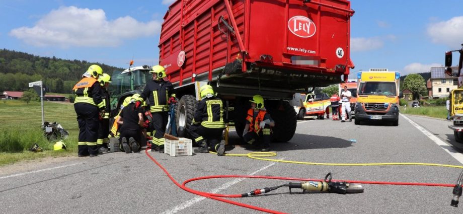 Südhessen: Motorrad kracht in Traktorgespann – Fahrer lebensgefährlich verletzt