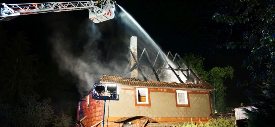 Leerstehendes Fachwerkhaus brannte in Oberrieden – Zeugen gesucht (Video)
