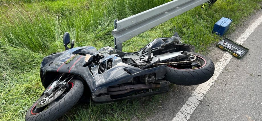 Motorradfahrer nach Unfall unter Leitplanke eingeklemmt