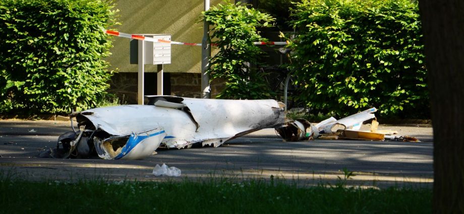 Segelflugzeug in Wohngebiet bei Wetzlar abgestürzt – Zeugen gesucht (VIDEO)