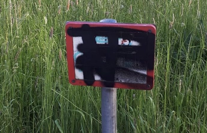 Unbekannte besprühen Hydrantenschilder in Habichtswald