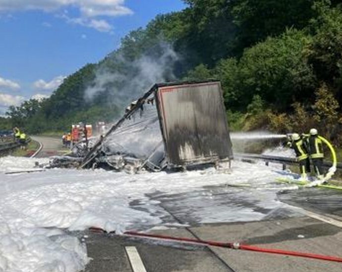 LKW auf A5 bei Alsfeld ausgebrannt – DRK versogte Verkehrsteilnehmer im Stau