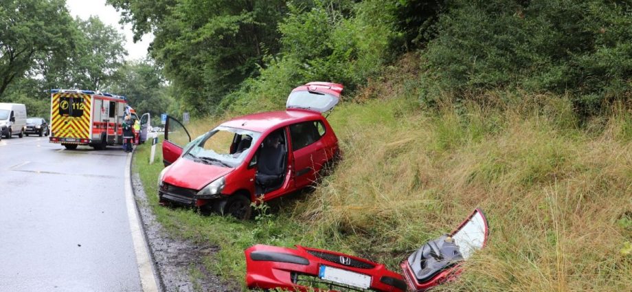 Südhessen: Alleinunfall auf regennasser Fahrbahn bei Bad König