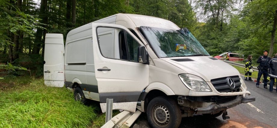 Sprinter-Fahrer bei Unfall nahe Breuna leicht verletzt