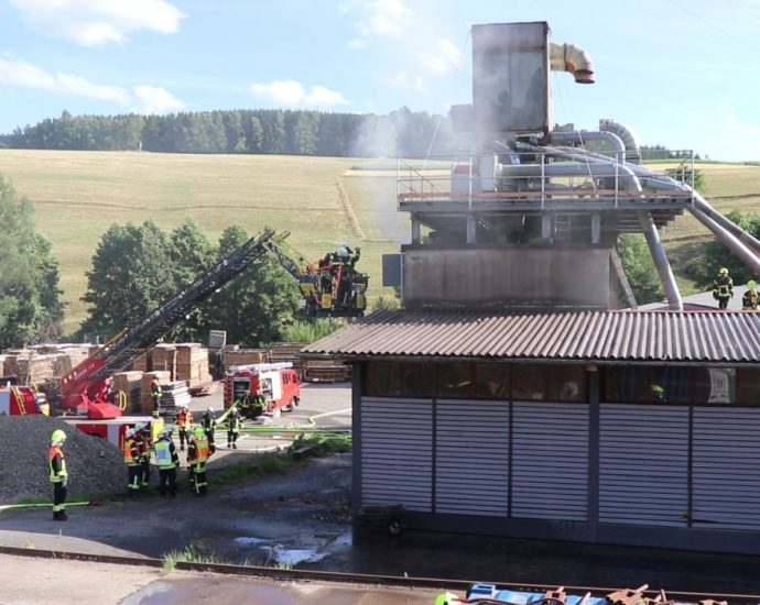 Brand in Sägewerk in Südhessen – Anstrengender Einsatz bei sommerlichen Temperaturen (VIDEO)