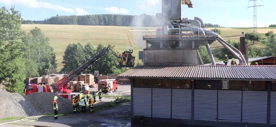 Brand in Sägewerk in Südhessen – Anstrengender Einsatz bei sommerlichen Temperaturen (VIDEO)