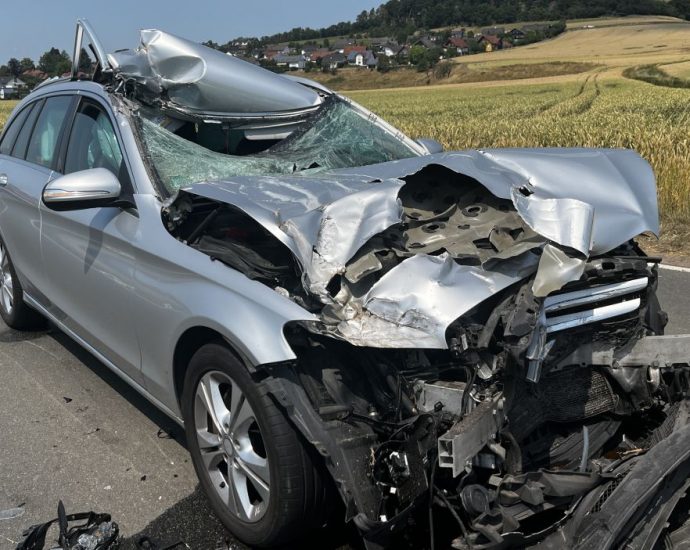 PKW kracht unter Anhänger – drei Schwerverletzte – Rettungshubschrauber im Einsatz