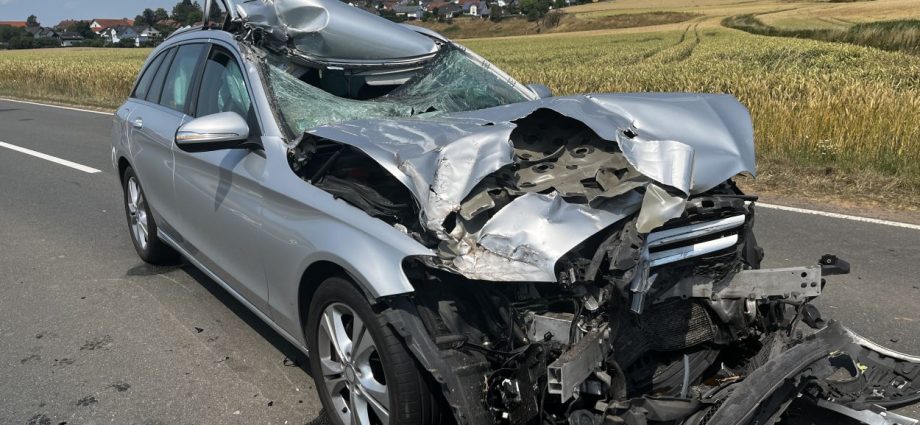 PKW kracht unter Anhänger – drei Schwerverletzte – Rettungshubschrauber im Einsatz