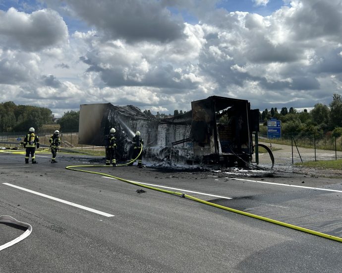 A7: LKW mit tiefgekühlten Lebensmitteln brannte bei Kassel