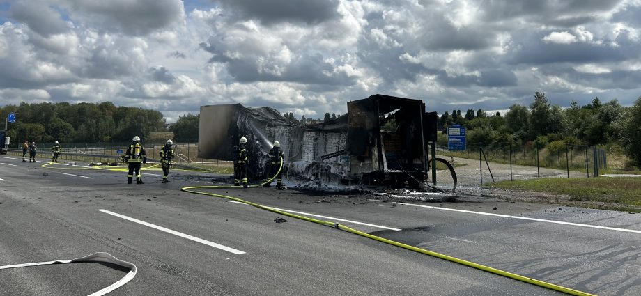 A7: LKW mit tiefgekühlten Lebensmitteln brannte bei Kassel