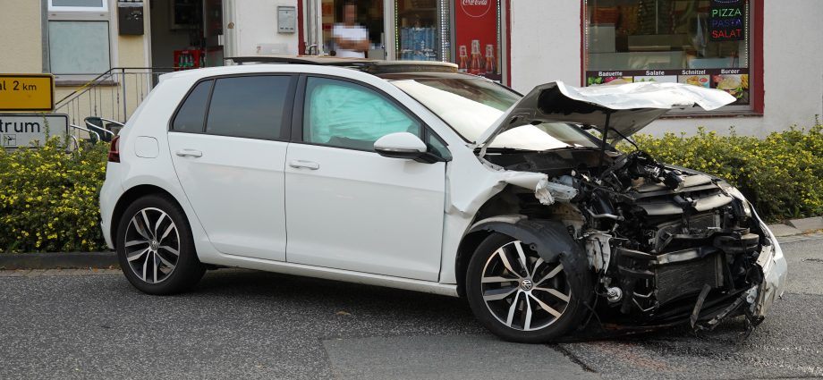 Calden: Verkehrsunfall mit zwei PKW