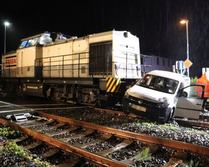 Südhessen: Lok kracht in PKW am Bahnhof Erbach