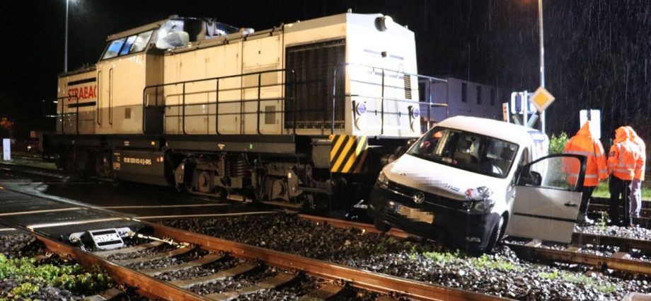 Südhessen: Lok kracht in PKW am Bahnhof Erbach