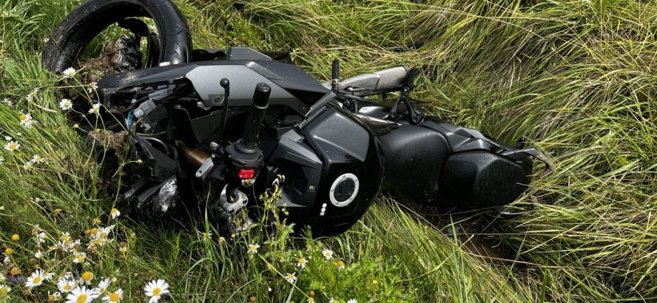 Motorradfahrer kommt von Fahrbahn ab – Rettungshubschrauber