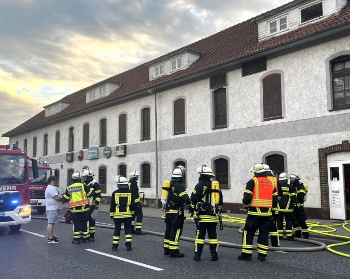 Feuerwehr rettet 7 Menschen aus Gebäude in Melsungen