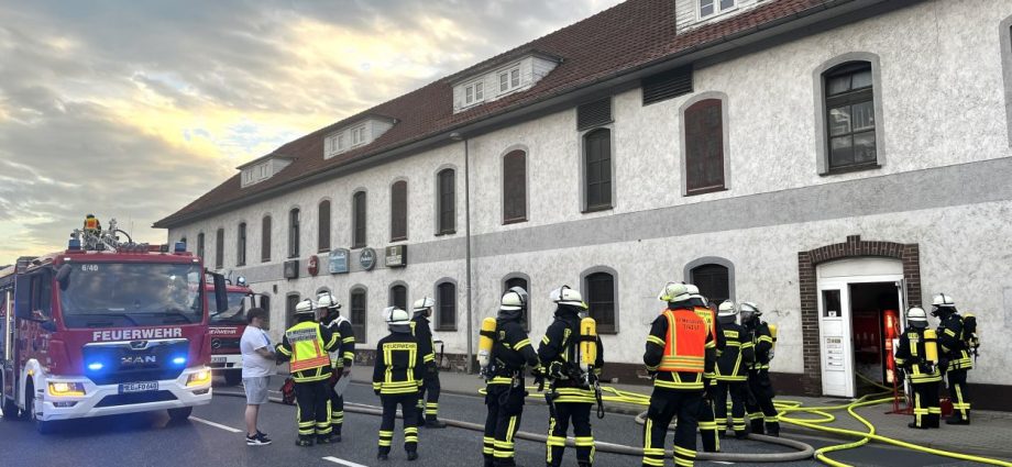 Feuerwehr rettet 7 Menschen aus Gebäude in Melsungen