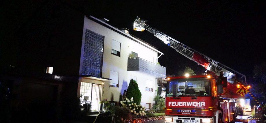Dachstuhlbrand nach Blitzeinschlag in Großenritte