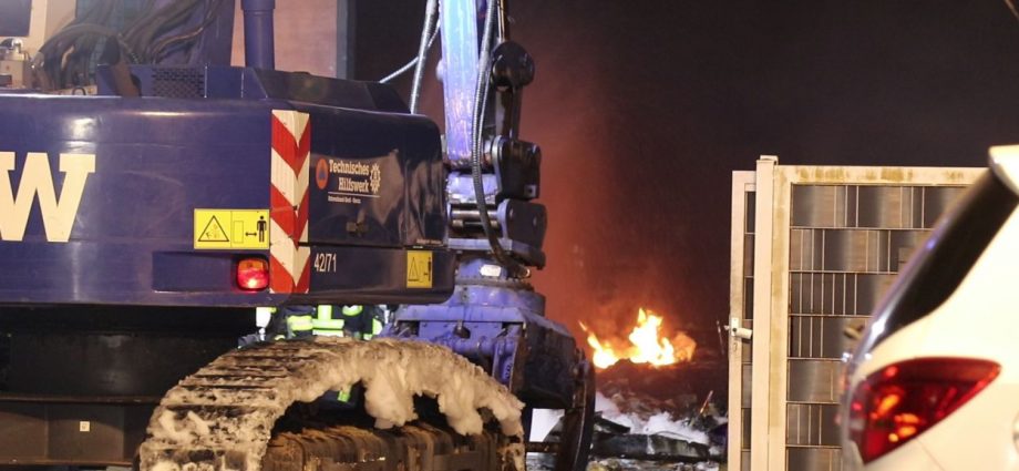 Stundenlanger Einsatz in Südhessen – Recycling-Halle mit Akkus brannte in Groß Umstadt