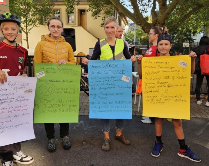 Kidical Mass: Familien-Fahrraddemo durch die Kasseler Innenstadt (VIDEO)