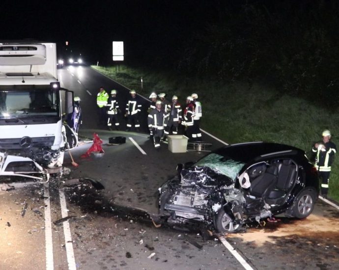 Südhessen: PKW kracht auf B45 in LKW – Fahrerin kommt ums Leben