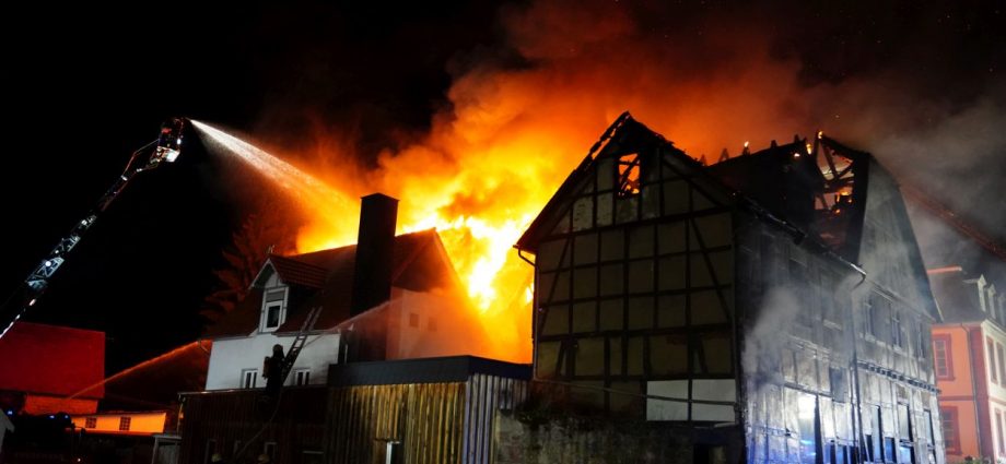 Großbrand in Mengeringhausen – Drei Drehleitern im Einsatz (VIDEO)