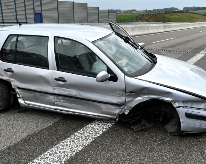 Unfall auf A49 – LKW Fahrer sichern mit Sattelzügen Unfallstelle ab