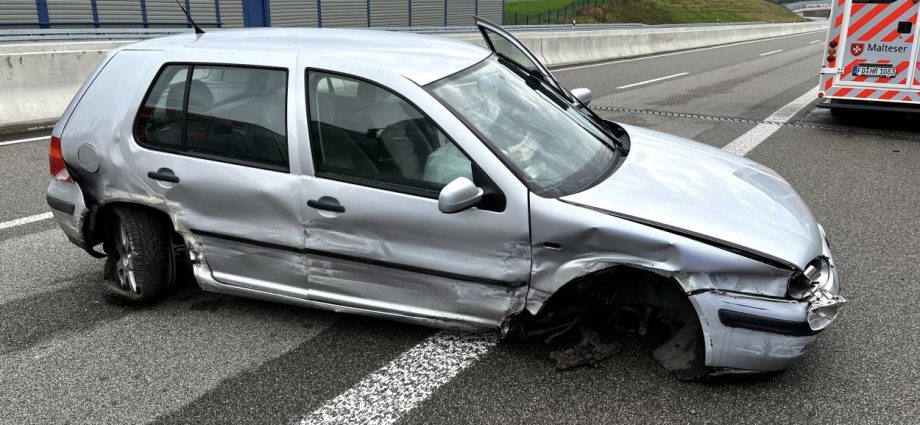 Unfall auf A49 – LKW Fahrer sichern mit Sattelzügen Unfallstelle ab