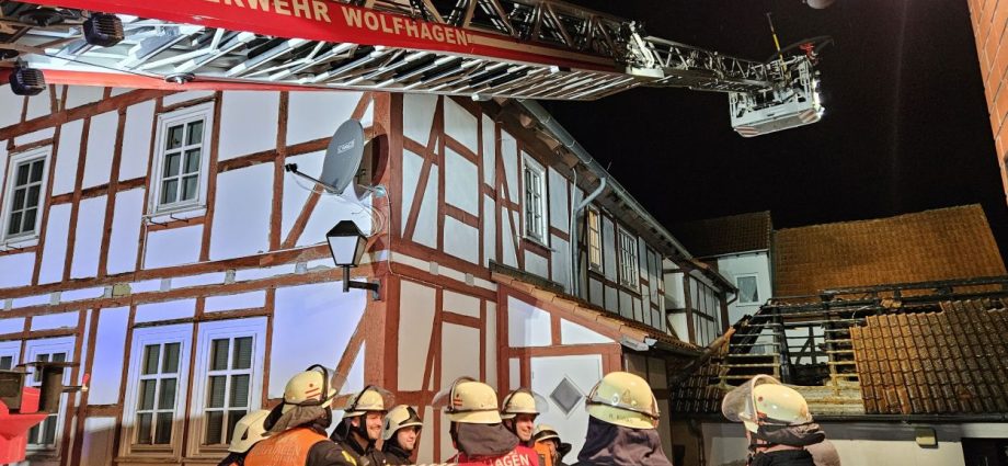 Schuppenbrand: Feuerwehr kann Übergreifen auf Wohnhaus verhindern