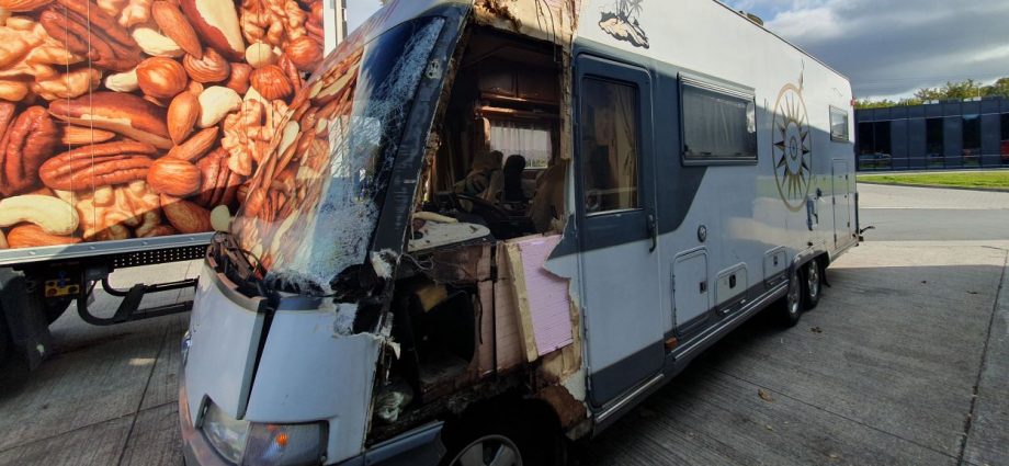 LKW streift Wohnmobil auf A3 wohl unbemerkt