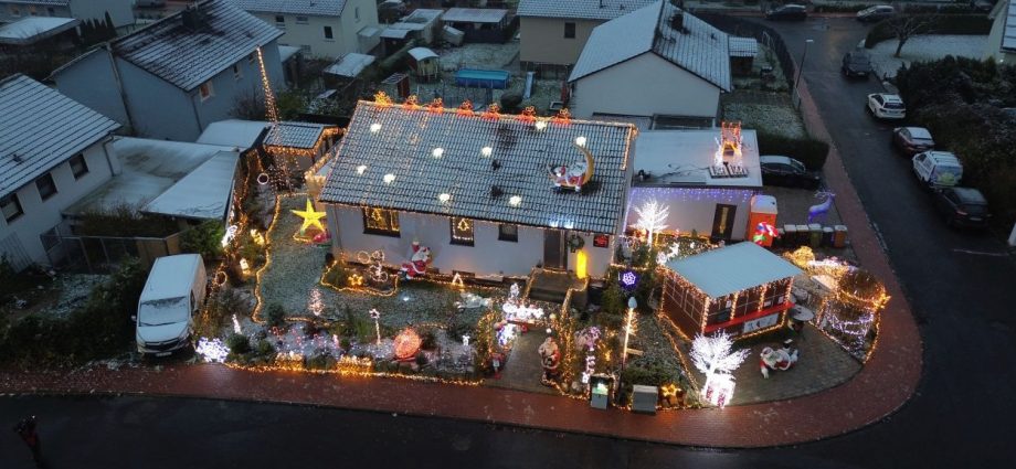 100.000 Lichter – Weihnachtshaus in Ahnatal strahlt wieder (VIDEO)