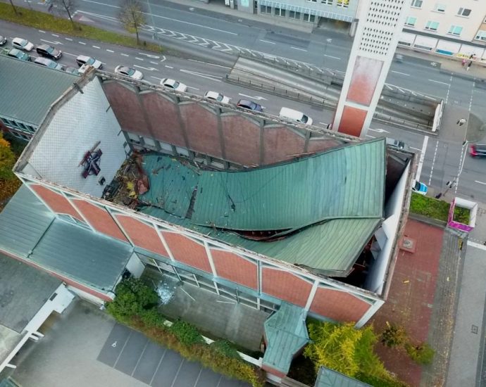 KS: Kirchendach stürzt ein – Ursache unklar (VIDEO)