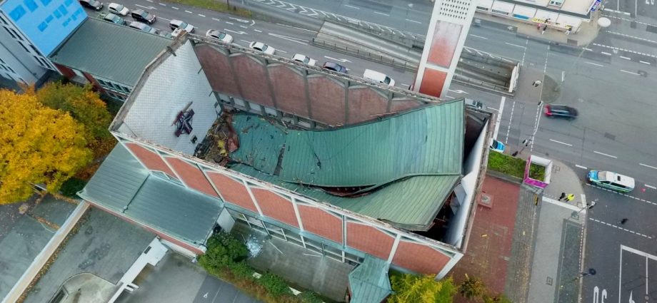 KS: Kirchendach stürzt ein – Ursache unklar (VIDEO)