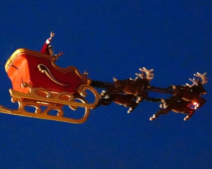 Kasseler Weihnachtsmarkt eröffnet wieder mit dem fliegenden Weihnachtsmann