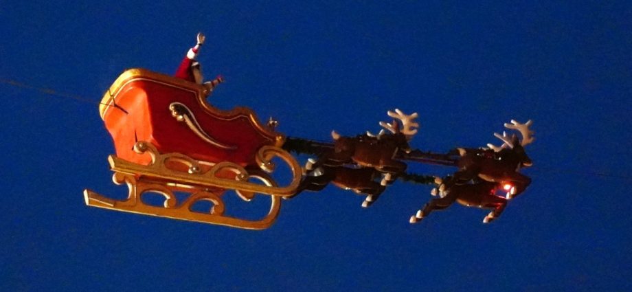 Kasseler Weihnachtsmarkt eröffnet wieder mit dem fliegenden Weihnachtsmann