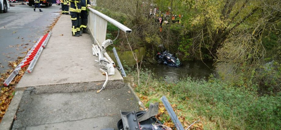 PKW kracht in die Diemel bei Trendelburg – Schwierige Rettung (VIDEO)
