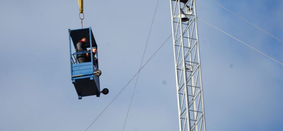 Nach Klima-Protest auf Kasseler Weihnachtsmarkt – Seilkontrolle vom fliegenden Weihnachtsmann (VIDEO)