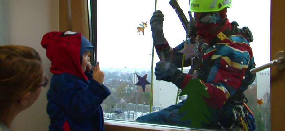 Plötzlich war Spiderman am Fenster – Höhenretter überraschen Kinder im Krankenhaus (VIDEO)