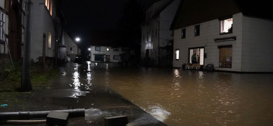 Hochwasser: Anwohner schützen sich mit Sandsäcken in Lippoldsberg