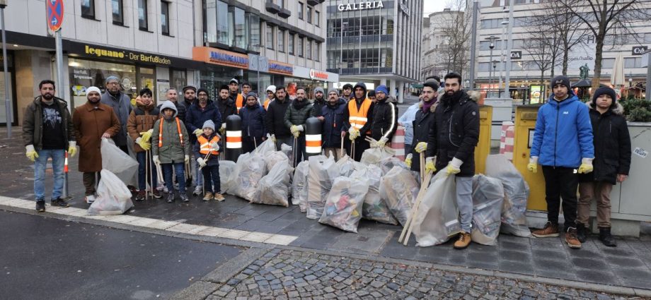20-jährige Tradition: Die Ahmadiyya-Gemeinde hilft bei der Säuberung nach Silvester in Kassel (VIDEO)
