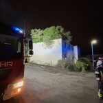Niestetal: 25 Meter hoher Baum stürzt auf Wohnhaus – Feuerwehr im Einsatz